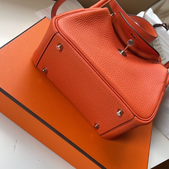 Hermès
Lindy leather handbag
Never worn
Orange, Leather - Picture 5 of 13